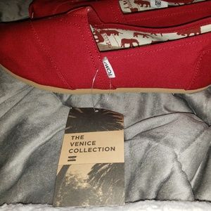 NWT Toms